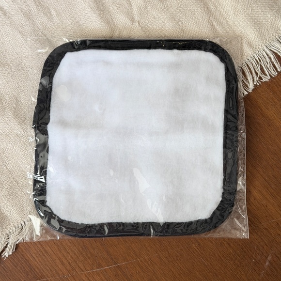 TRISH MCEVOY | Trish McEvoy® x Makeup Eraser® 6" X 6" - Picture 4 of 4